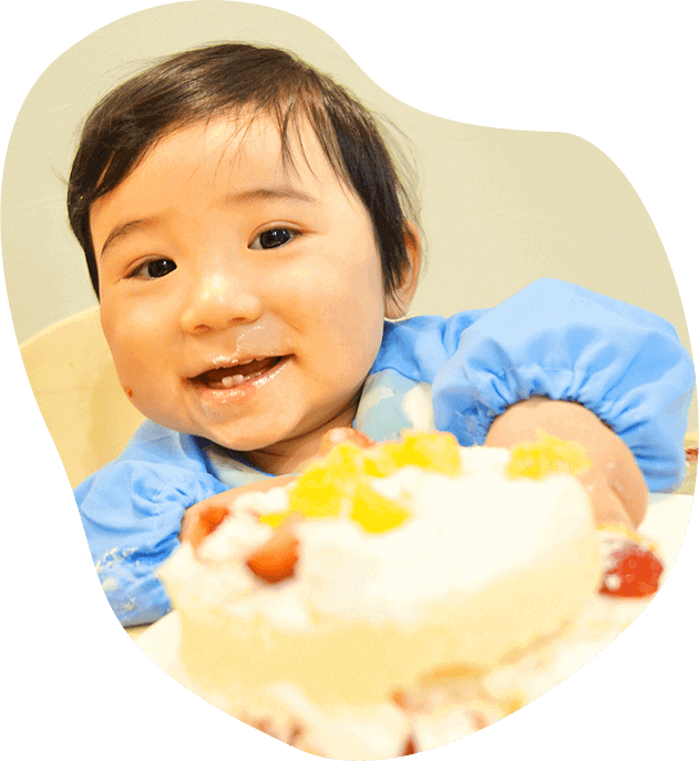 子どもがケーキを食べている様子